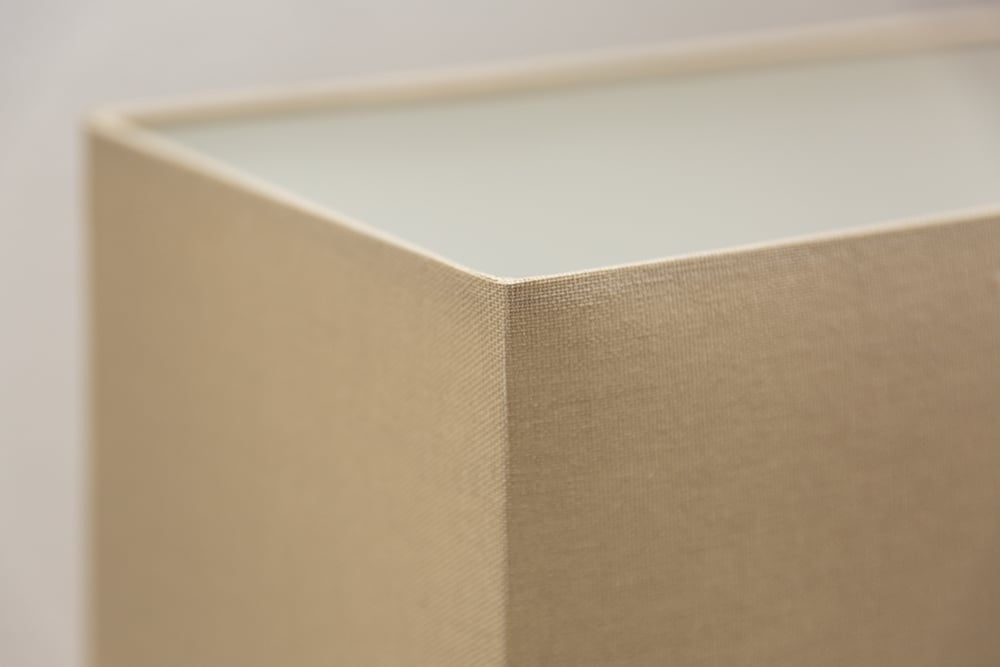 Lampe de table faite main RIVERINE 80 cm base beige en bois flotté avec abat-jour en lin - 17326