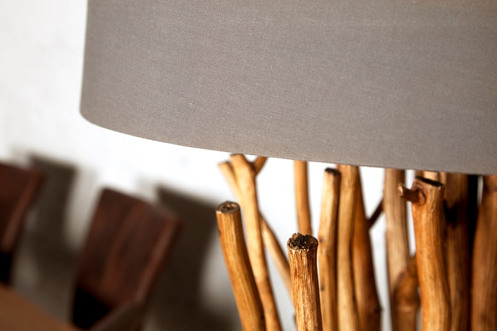 Lampadaire design en bois flotté EUPHORIA 180cm gris avec abat-jour en lin - 19472