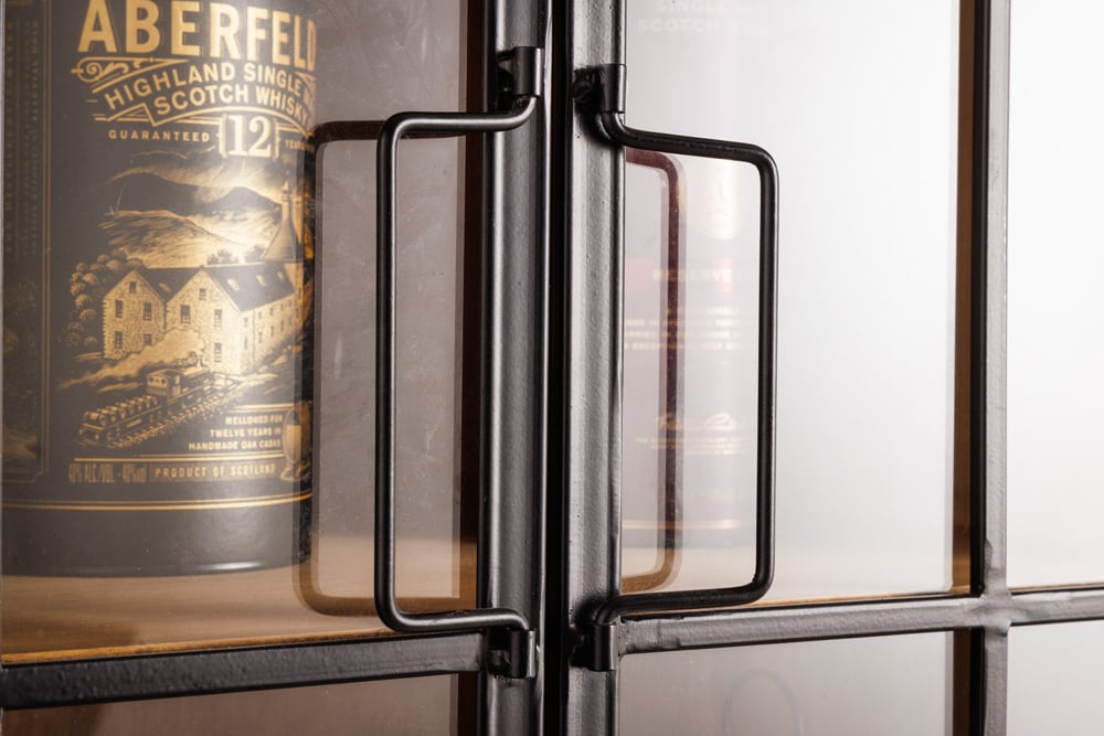 Vitrine solide SEVEN SEAS 150cm pin naturel portes industrielles meuble de bar en métal - 41196