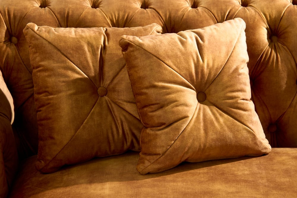 Canapé lounge Chesterfield Design 3 places PARIS 225cm velours jaune moutarde 3 places avec coussins - 41249