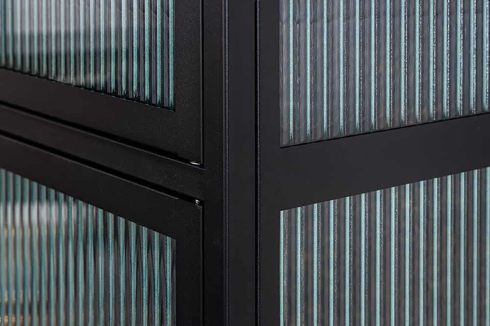 Vitrine moderne AMSTERDAM 180cm meuble haut en métal et verre nervuré noir doré - 43532