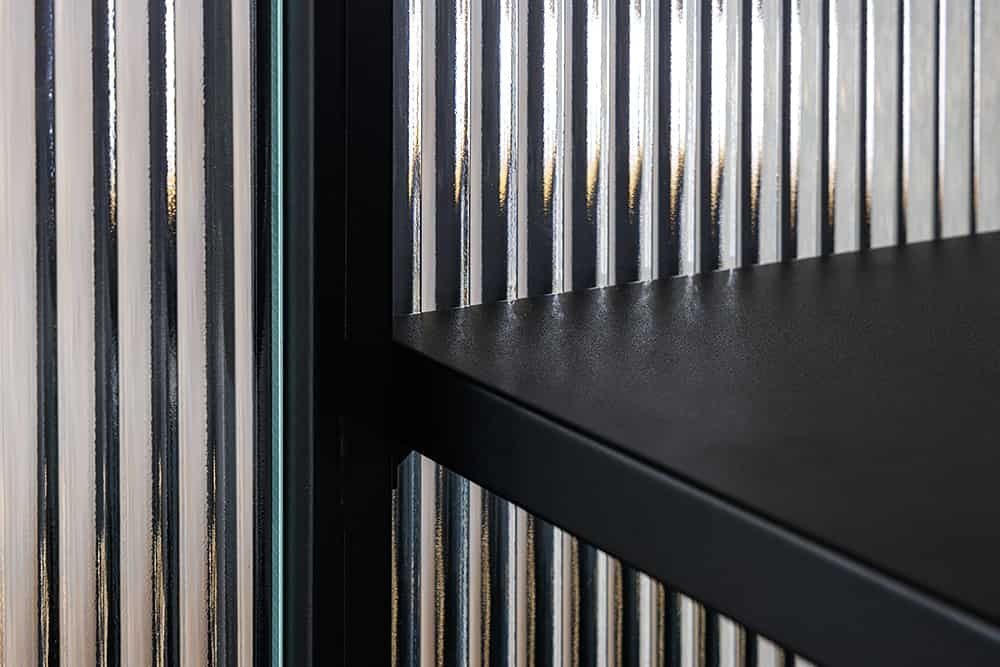 Vitrine moderne AMSTERDAM 160cm meuble haut en métal et verre nervuré noir doré - 43533