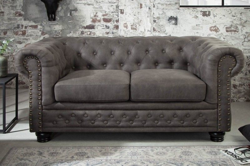 Canapé Chesterfield 2 places 150 cm vintage gris taupe avec surpiqûres boutons et âme ressorts - 40518