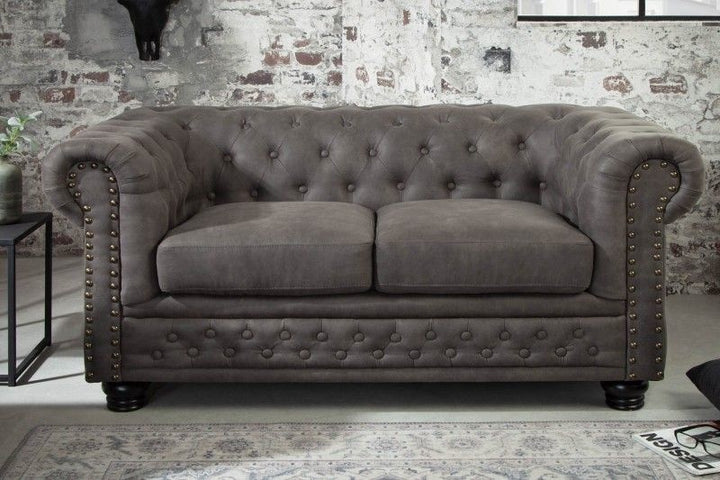 Canapé Chesterfield 2 places 150 cm vintage gris taupe avec surpiqûres boutons et âme ressorts - 40518