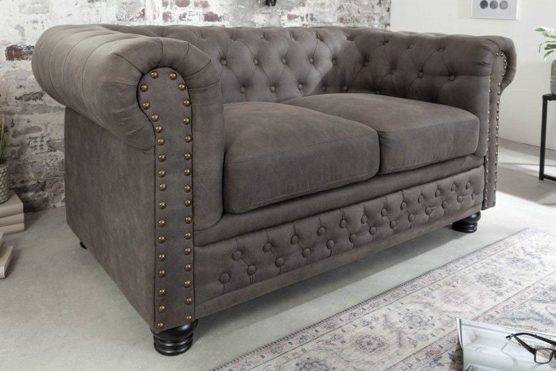 Canapé Chesterfield 2 places 150 cm vintage gris taupe avec surpiqûres boutons et âme ressorts - 40518