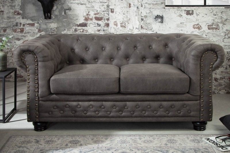 Canapé Chesterfield 2 places 150 cm vintage gris taupe avec surpiqûres boutons et âme ressorts - 40518