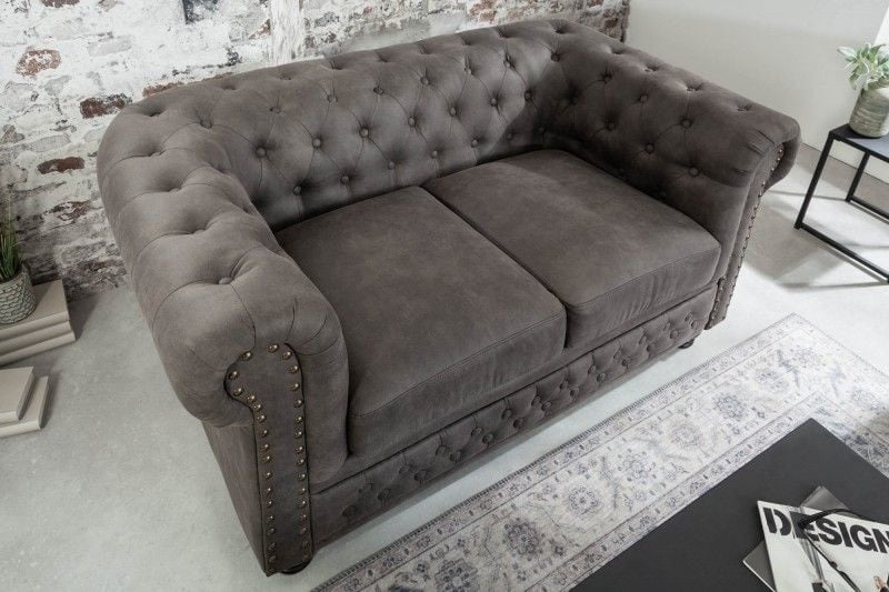Canapé Chesterfield 2 places 150 cm vintage gris taupe avec surpiqûres boutons et âme ressorts - 40518