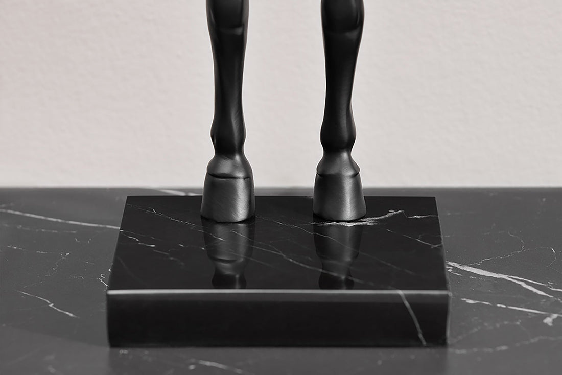 Lampe à poser noire BEAUTY 75cm cheval Sculpture noir or - 45665